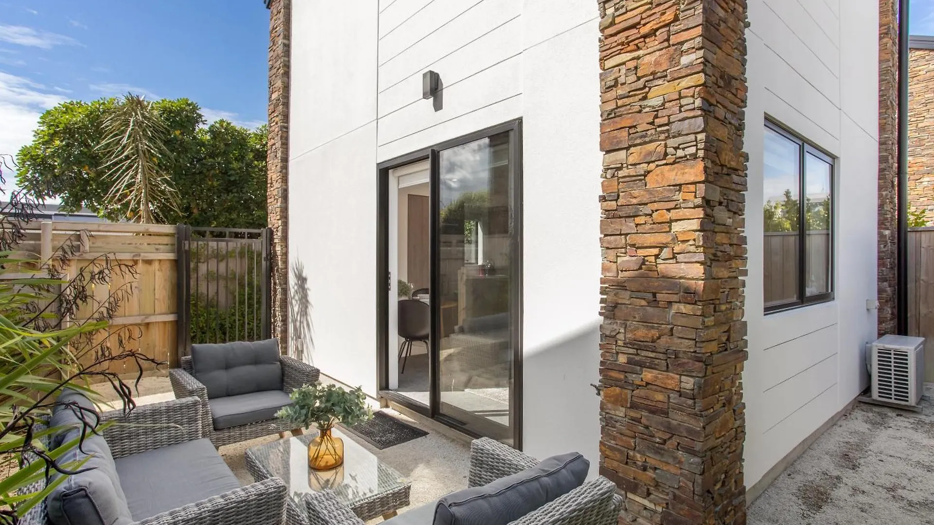 Chic City Living 1 Bdrm Sunny Warm Close Cbd Christchurch 0*,  New Zealand