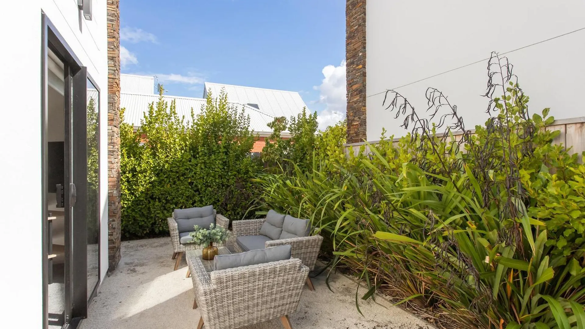 Chic City Living 1 Bdrm Sunny Warm Close Cbd Christchurch Apartment