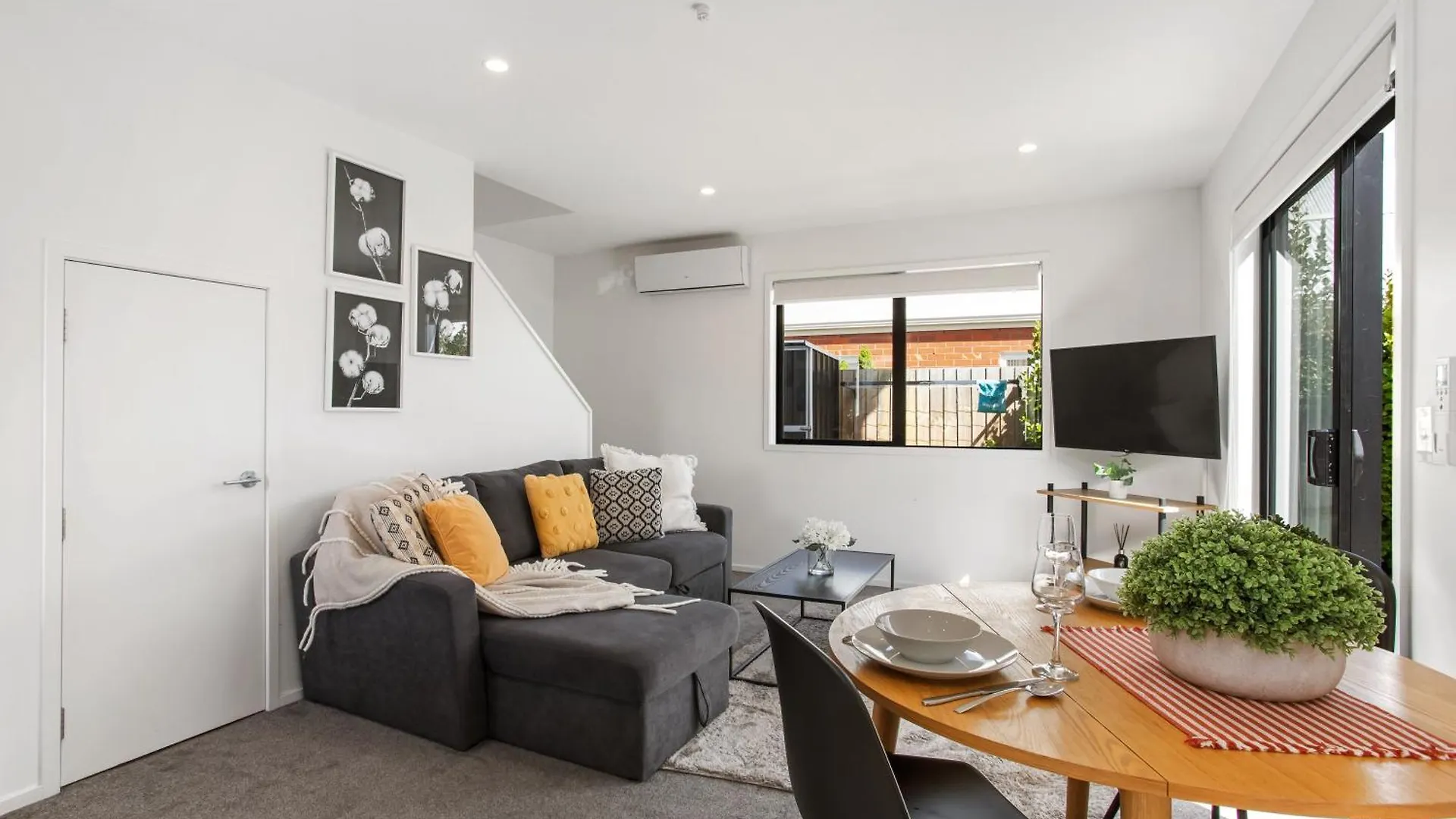 Chic City Living 1 Bdrm Sunny Warm Close Cbd contacts